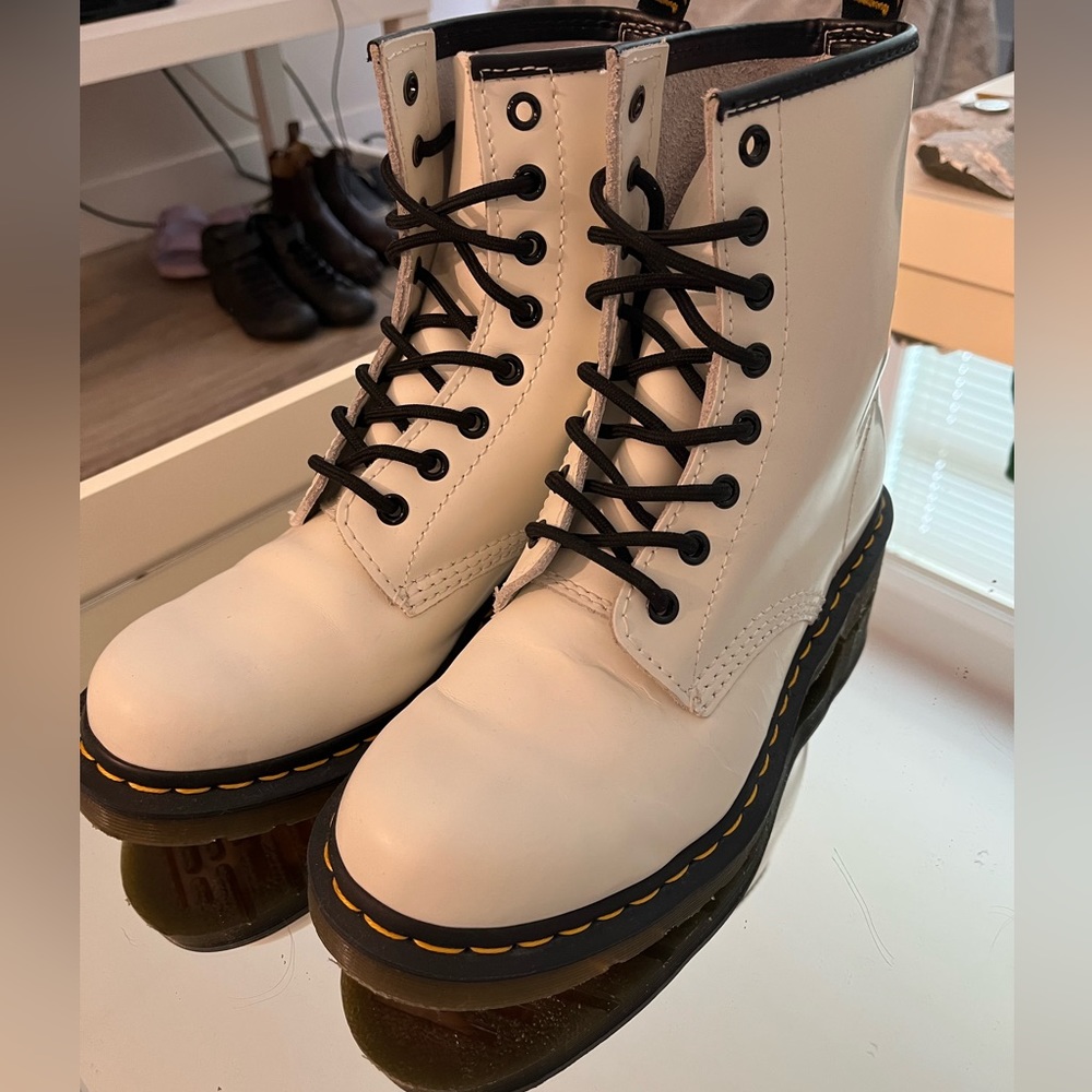 White Boots - Picture 1 of 3